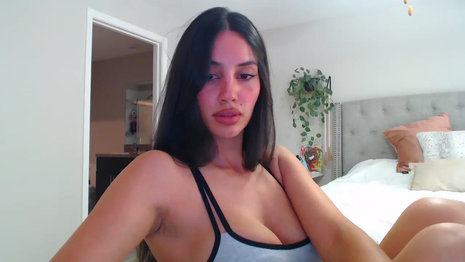 Gallery image thumbnail from SofiDiamond_'s myfreecams stream on, 05/17/2025, 22:50 image 18 of 20