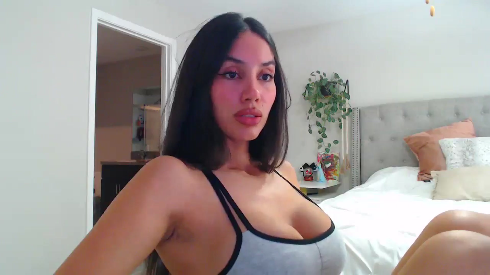 Gallery image thumbnail from SofiDiamond_'s myfreecams stream on, 05/17/2025, 22:50 image 16 of 20