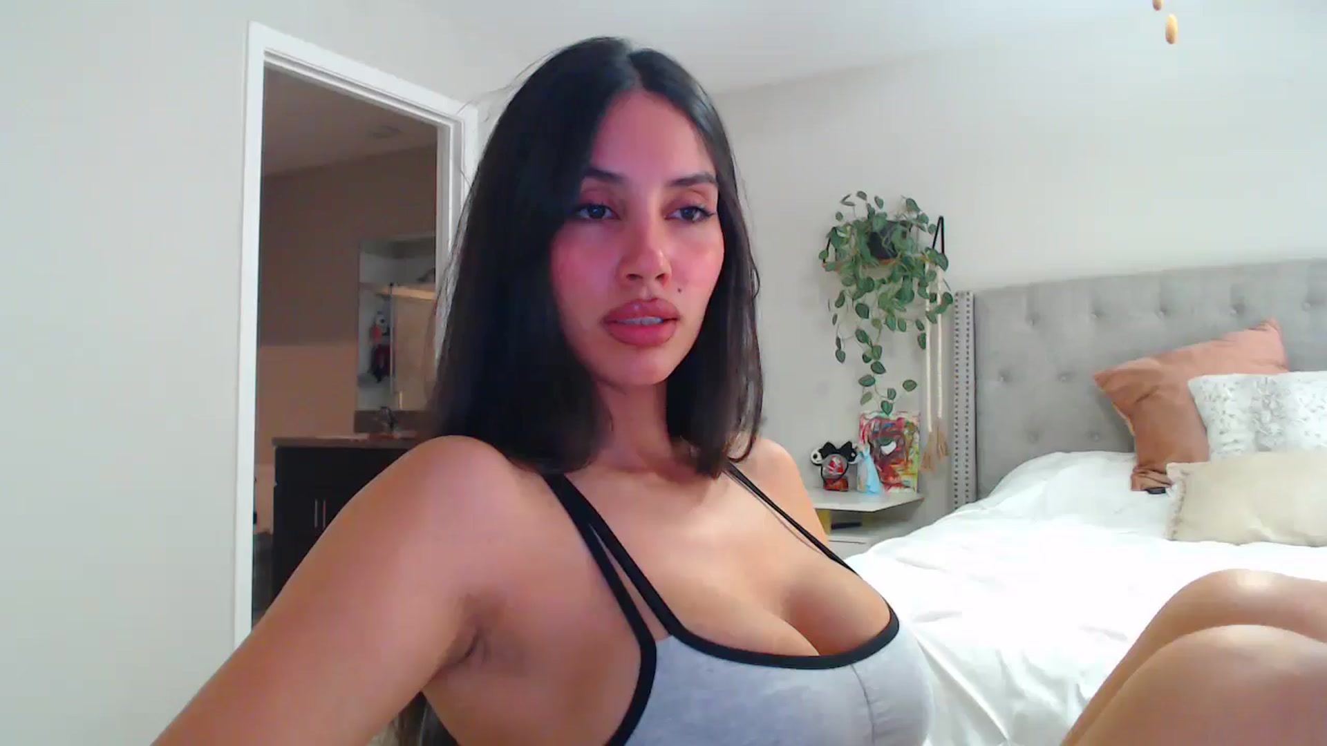 Gallery image thumbnail from SofiDiamond_'s myfreecams stream on, 05/17/2025, 22:50 image 17 of 20