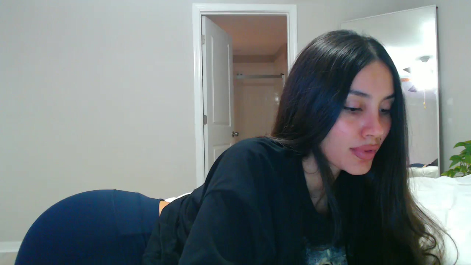Gallery image thumbnail from SofiDiamond_'s myfreecams stream on, 06/05/2025, 24:25 image 5 of 20