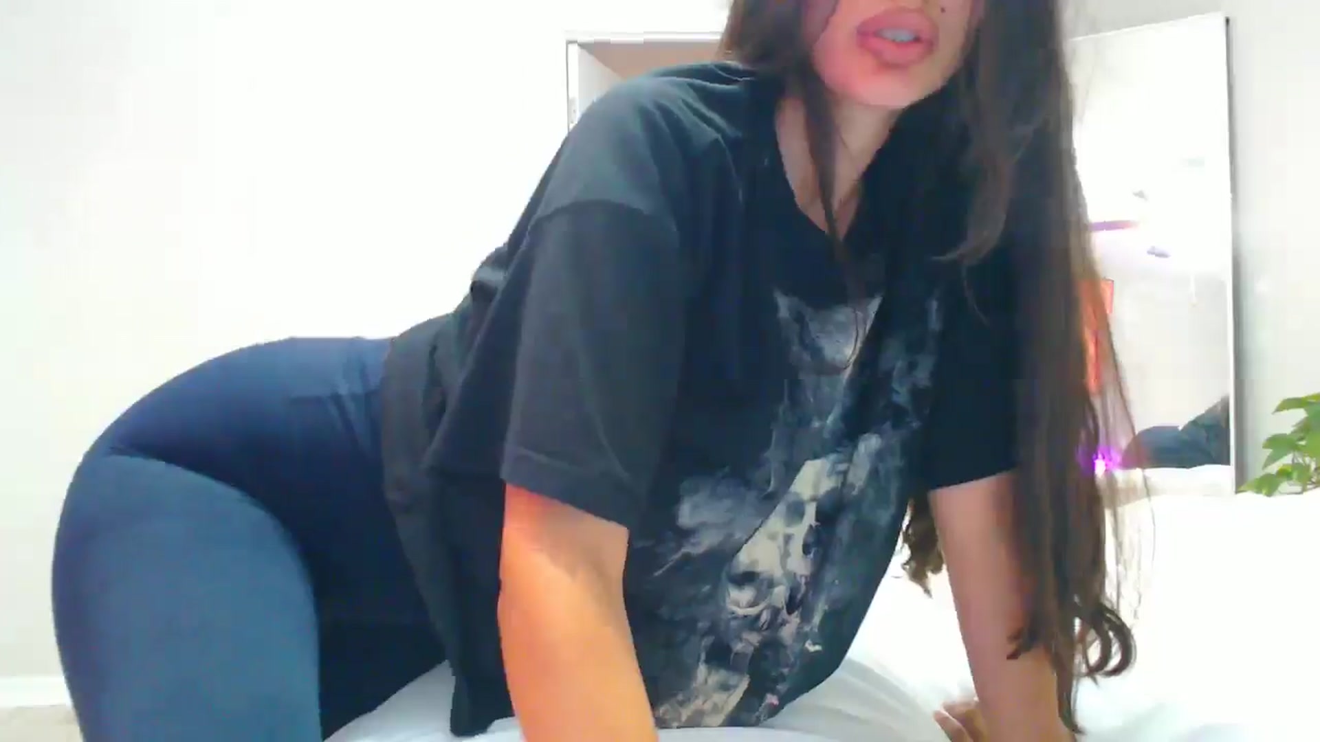 Gallery image thumbnail from SofiDiamond_'s myfreecams stream on, 06/05/2025, 24:25 image 7 of 20