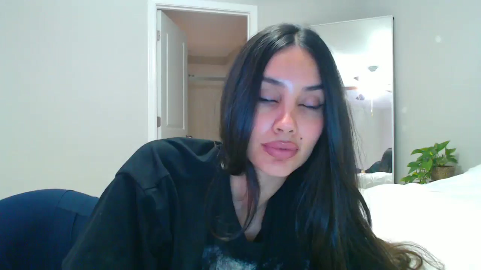 Gallery image thumbnail from SofiDiamond_'s myfreecams stream on, 06/05/2025, 24:25 image 3 of 20
