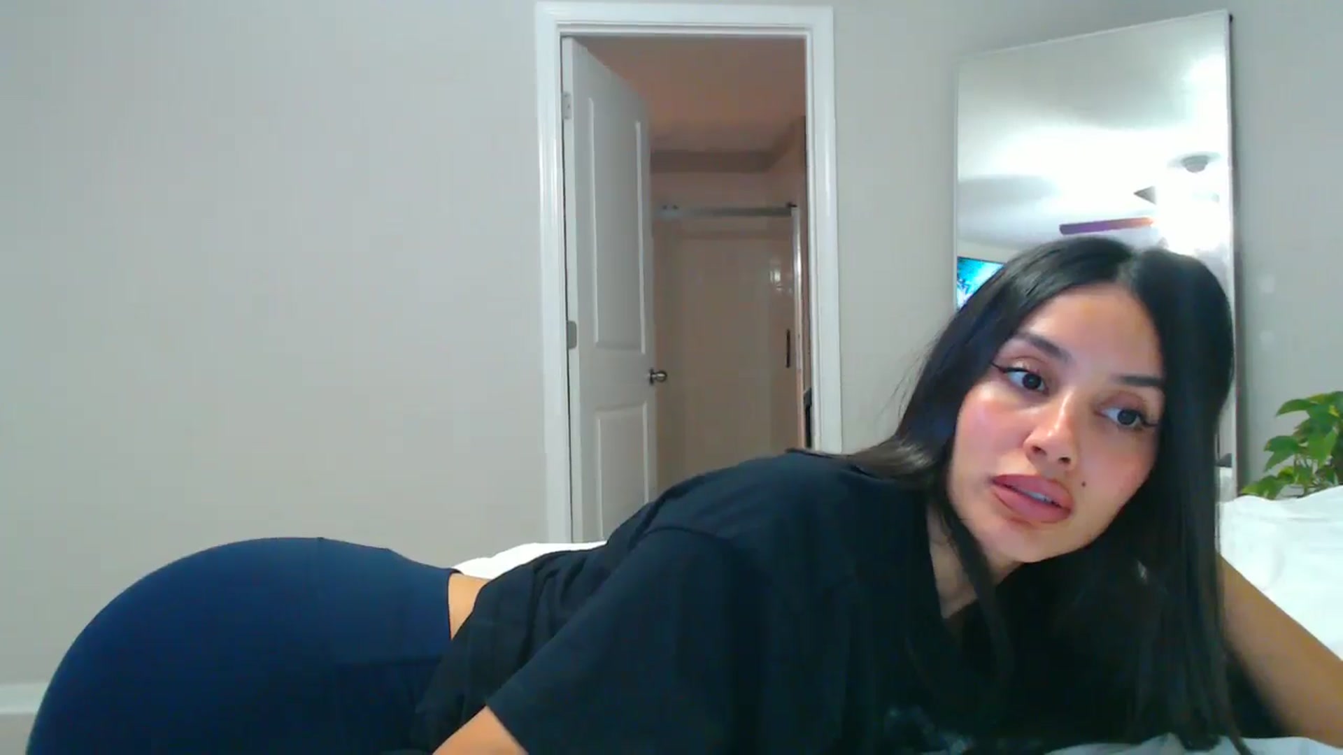 Gallery image thumbnail from SofiDiamond_'s myfreecams stream on, 06/05/2025, 24:25 image 4 of 20