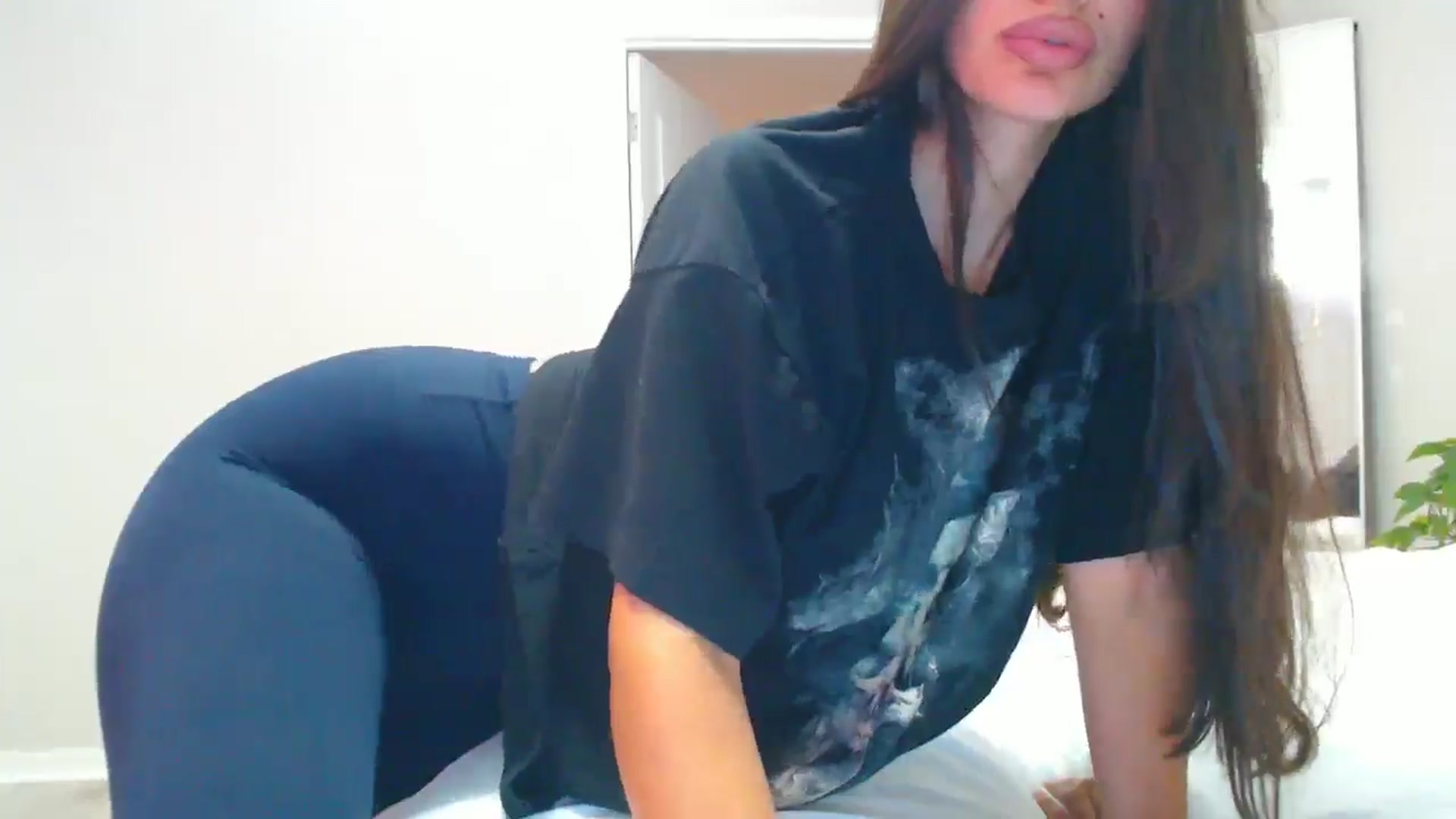 Gallery image thumbnail from SofiDiamond_'s myfreecams stream on, 06/05/2025, 24:25 image 8 of 20