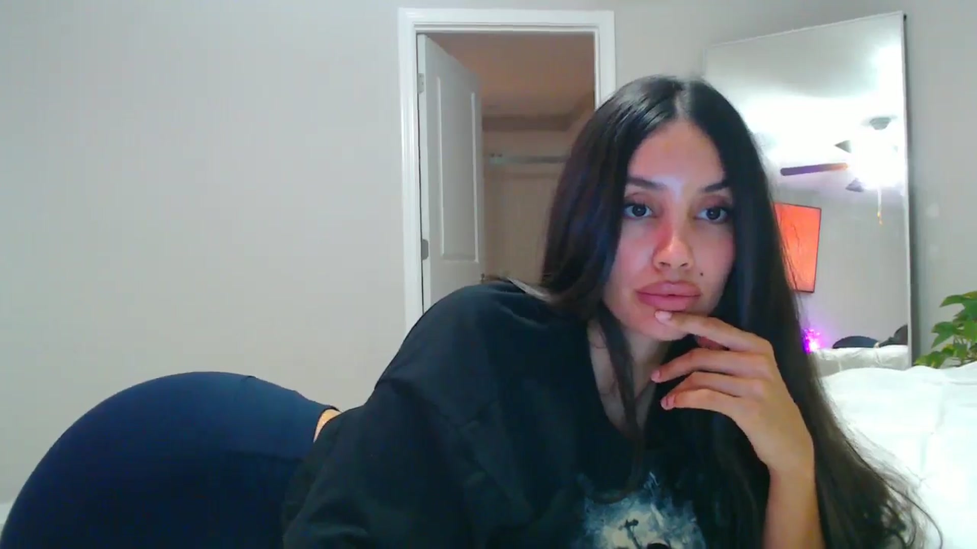 Gallery image thumbnail from SofiDiamond_'s myfreecams stream on, 06/05/2025, 24:25 image 6 of 20