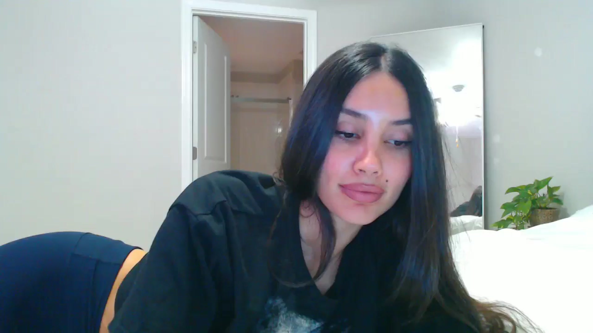 Gallery image thumbnail from SofiDiamond_'s myfreecams stream on, 06/05/2025, 24:25 image 1 of 20