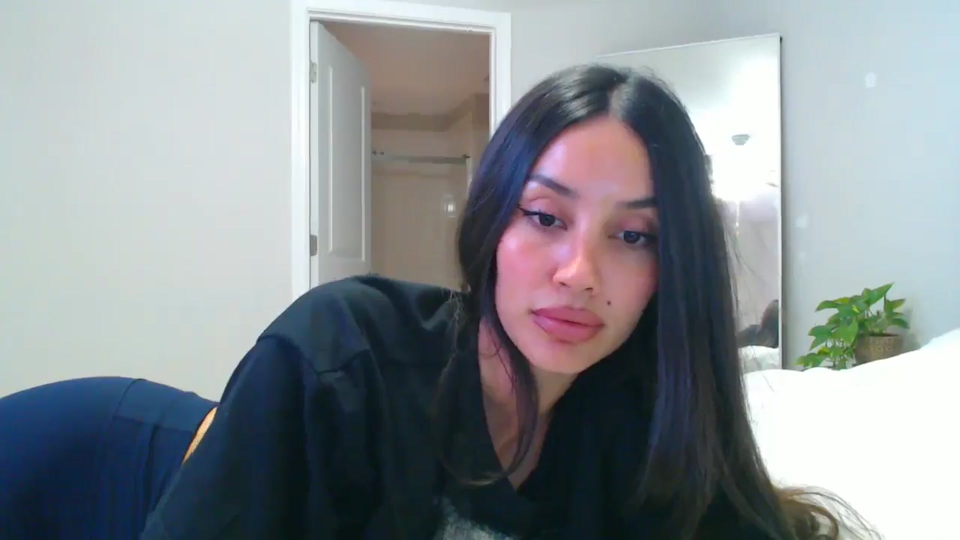 Gallery image thumbnail from SofiDiamond_'s myfreecams stream on, 06/05/2025, 24:25 image 2 of 20