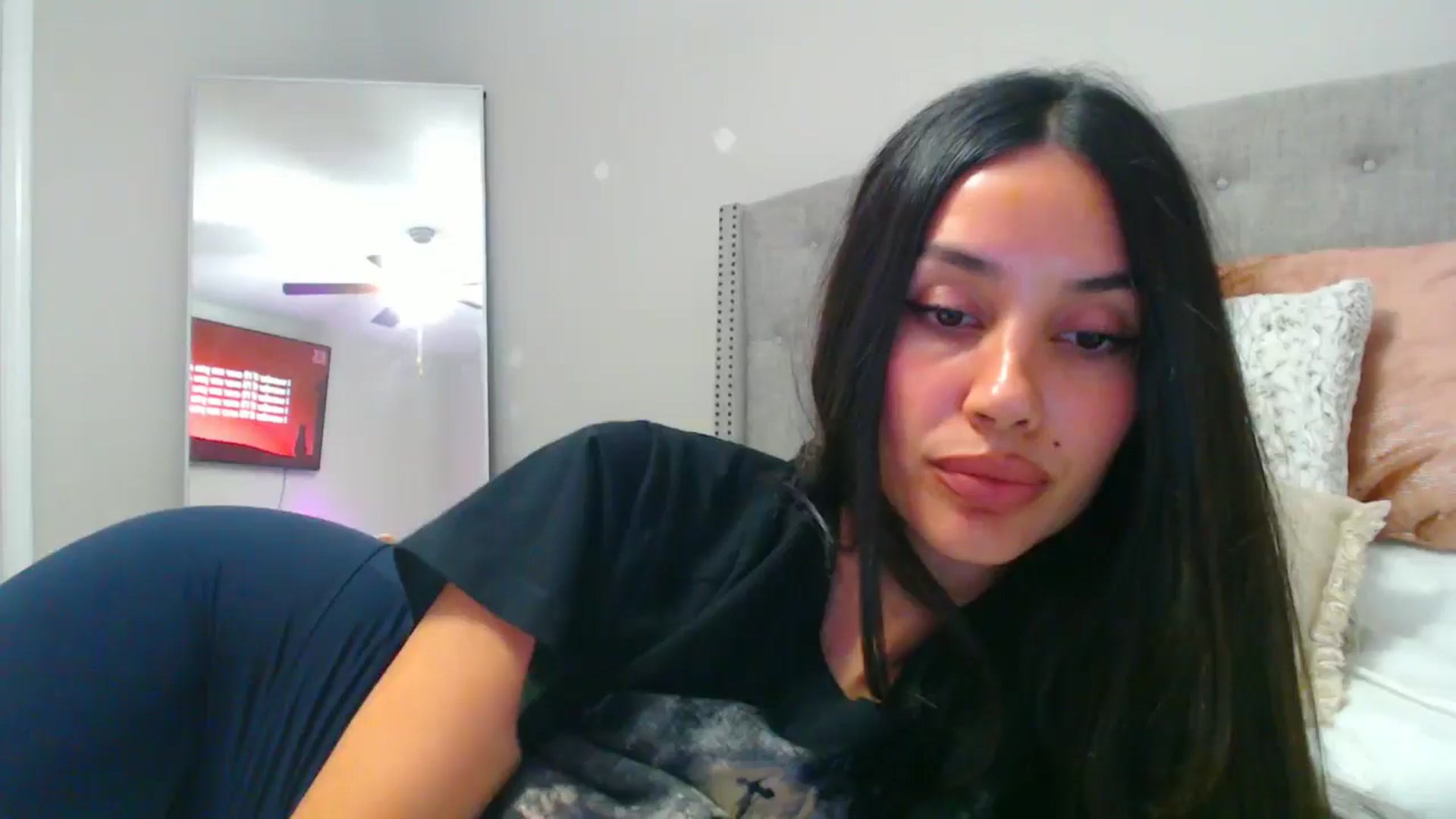 Gallery image thumbnail from SofiDiamond_'s myfreecams stream on, 06/05/2025, 24:42 image 3 of 20
