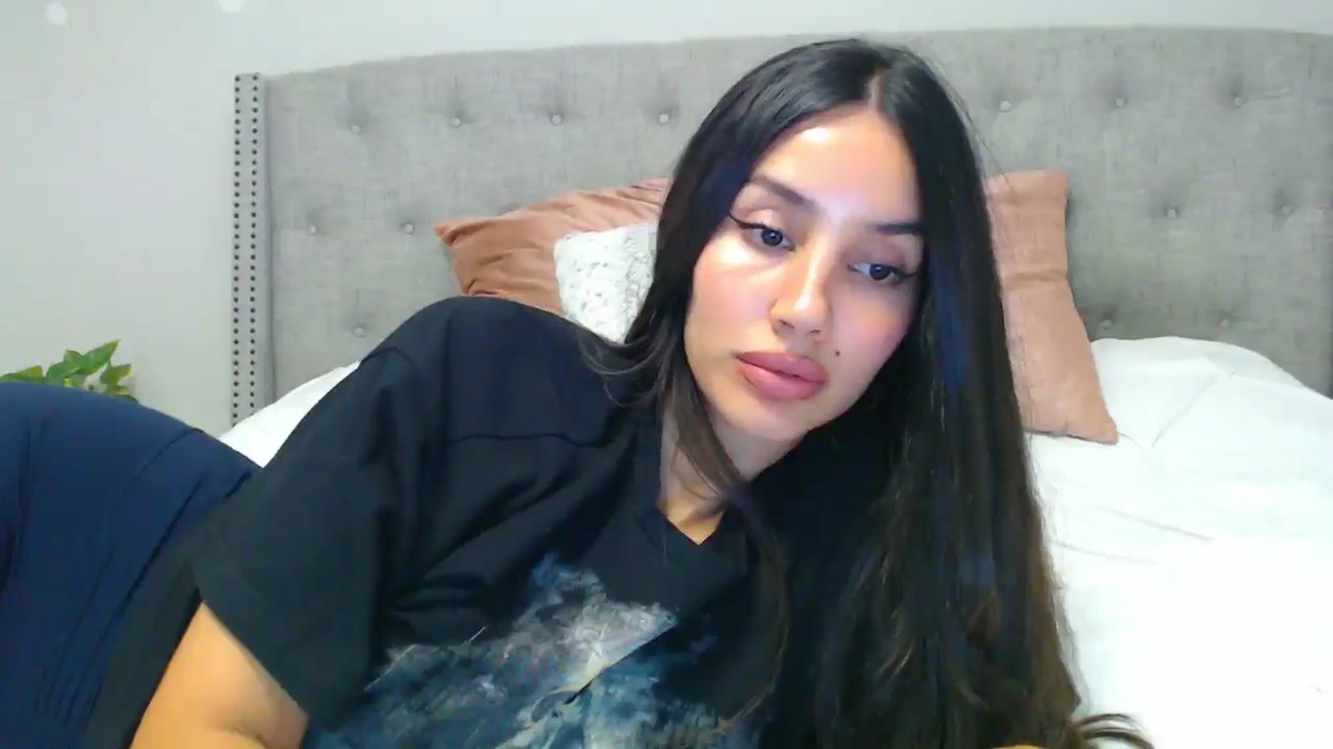 Gallery image thumbnail from SofiDiamond_'s myfreecams stream on, 06/05/2025, 24:42 image 8 of 20