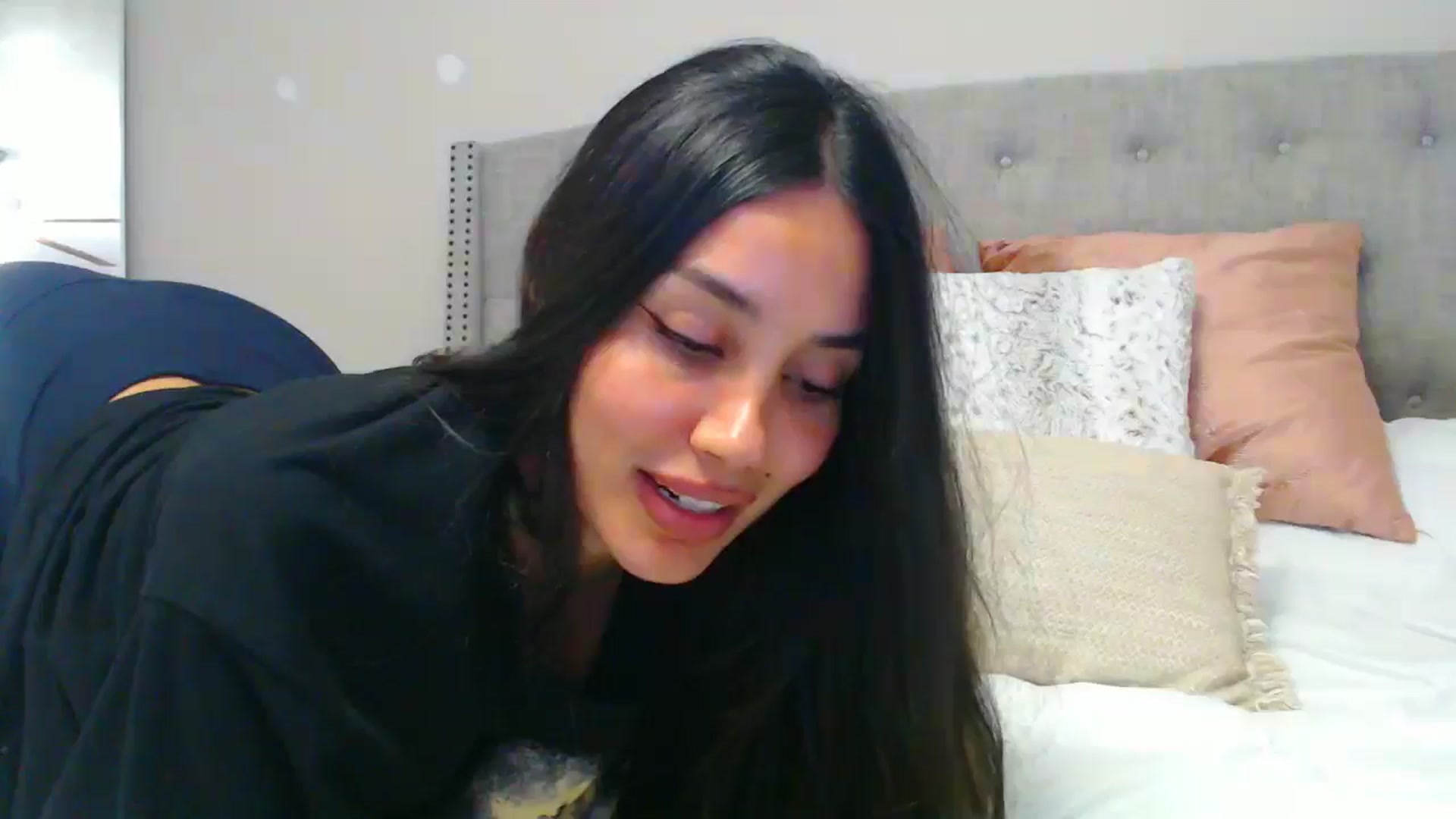 Gallery image thumbnail from SofiDiamond_'s myfreecams stream on, 06/05/2025, 24:42 image 18 of 20