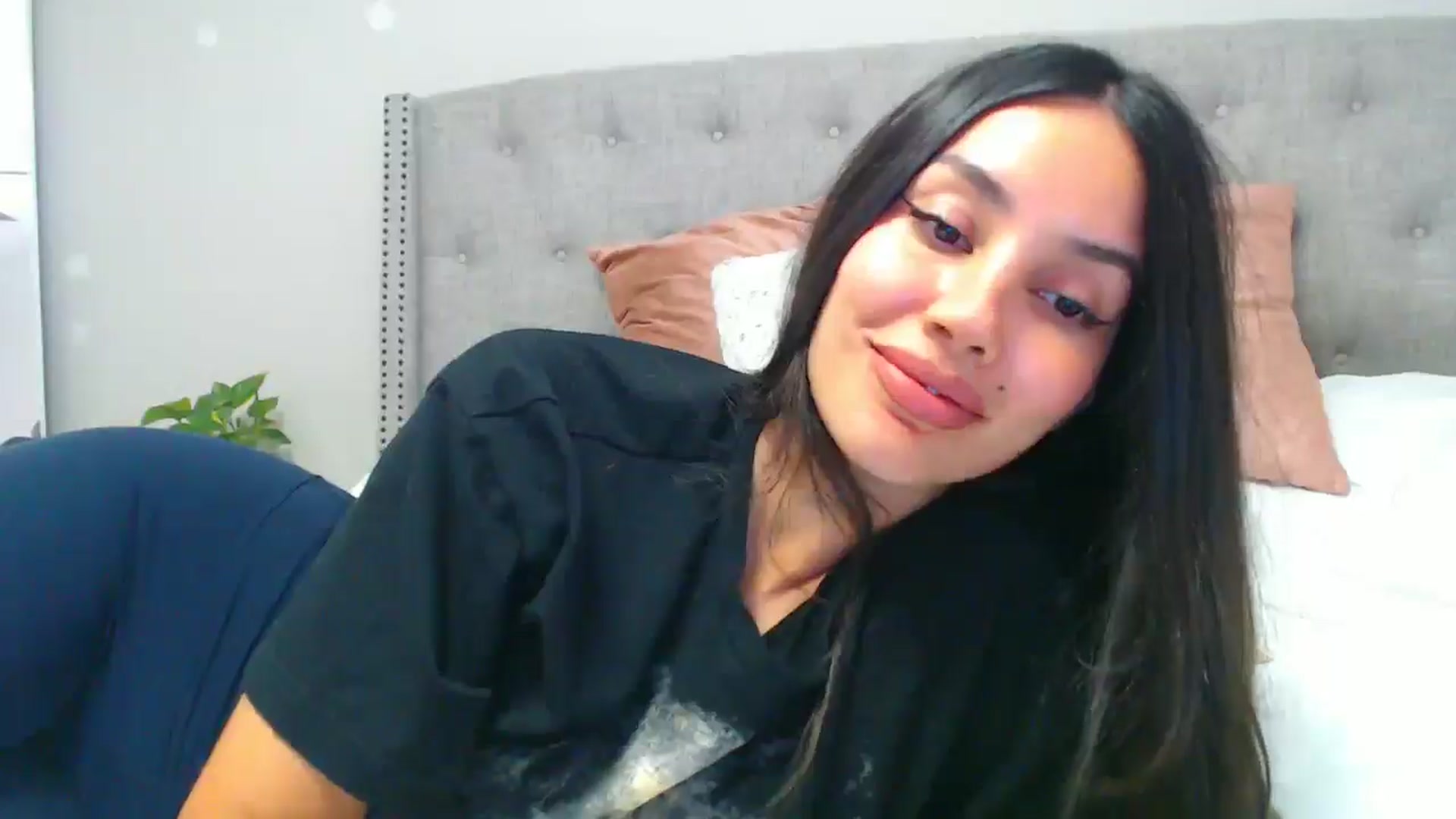 Gallery image thumbnail from SofiDiamond_'s myfreecams stream on, 06/05/2025, 24:42 image 14 of 20