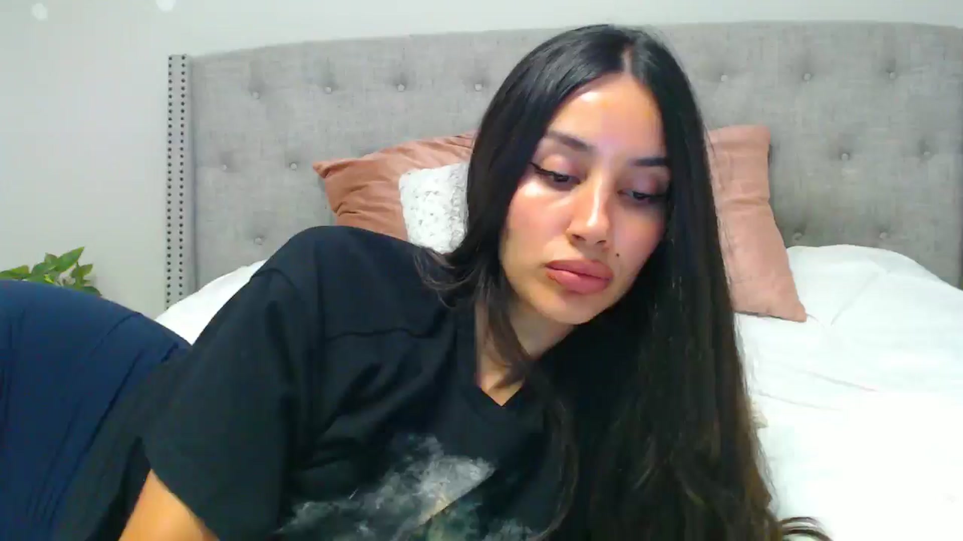 Gallery image thumbnail from SofiDiamond_'s myfreecams stream on, 06/05/2025, 24:42 image 9 of 20