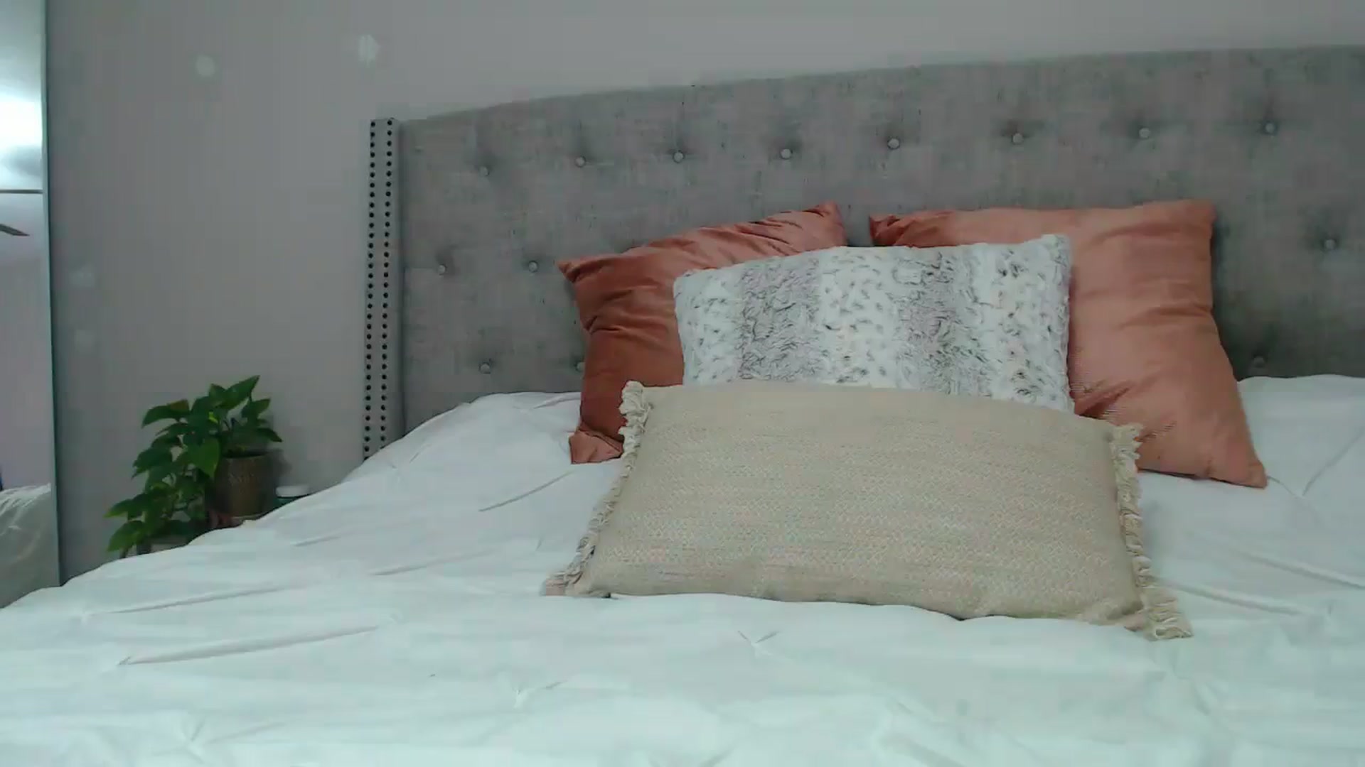 Gallery image thumbnail from SofiDiamond_'s myfreecams stream on, 06/05/2025, 24:42 image 16 of 20