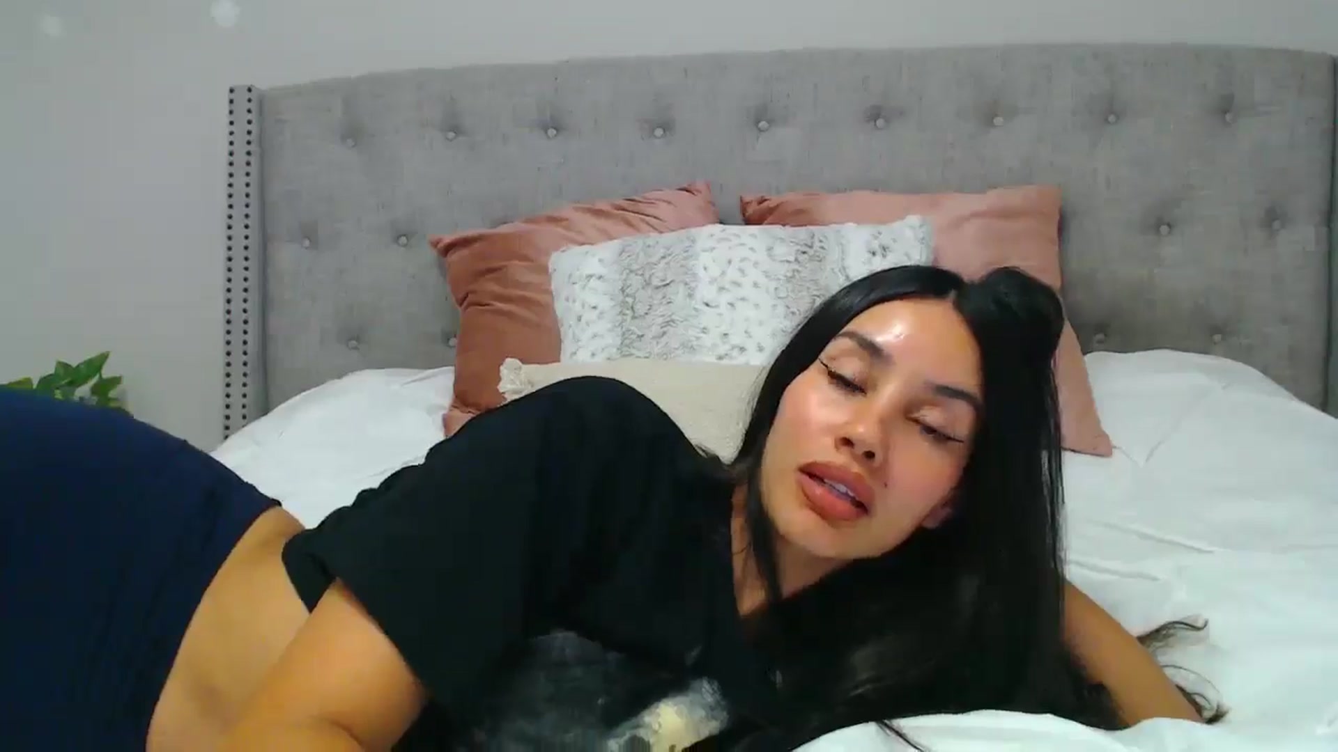 Gallery image thumbnail from SofiDiamond_'s myfreecams stream on, 06/05/2025, 24:42 image 13 of 20
