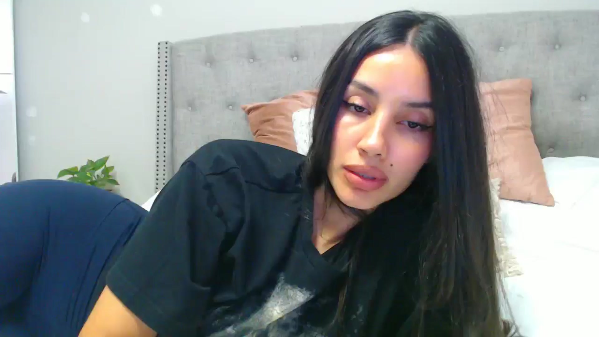 Gallery image thumbnail from SofiDiamond_'s myfreecams stream on, 06/05/2025, 24:42 image 15 of 20