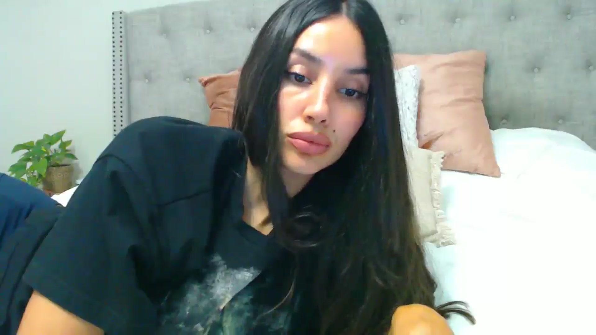 Gallery image thumbnail from SofiDiamond_'s myfreecams stream on, 06/05/2025, 24:42 image 7 of 20