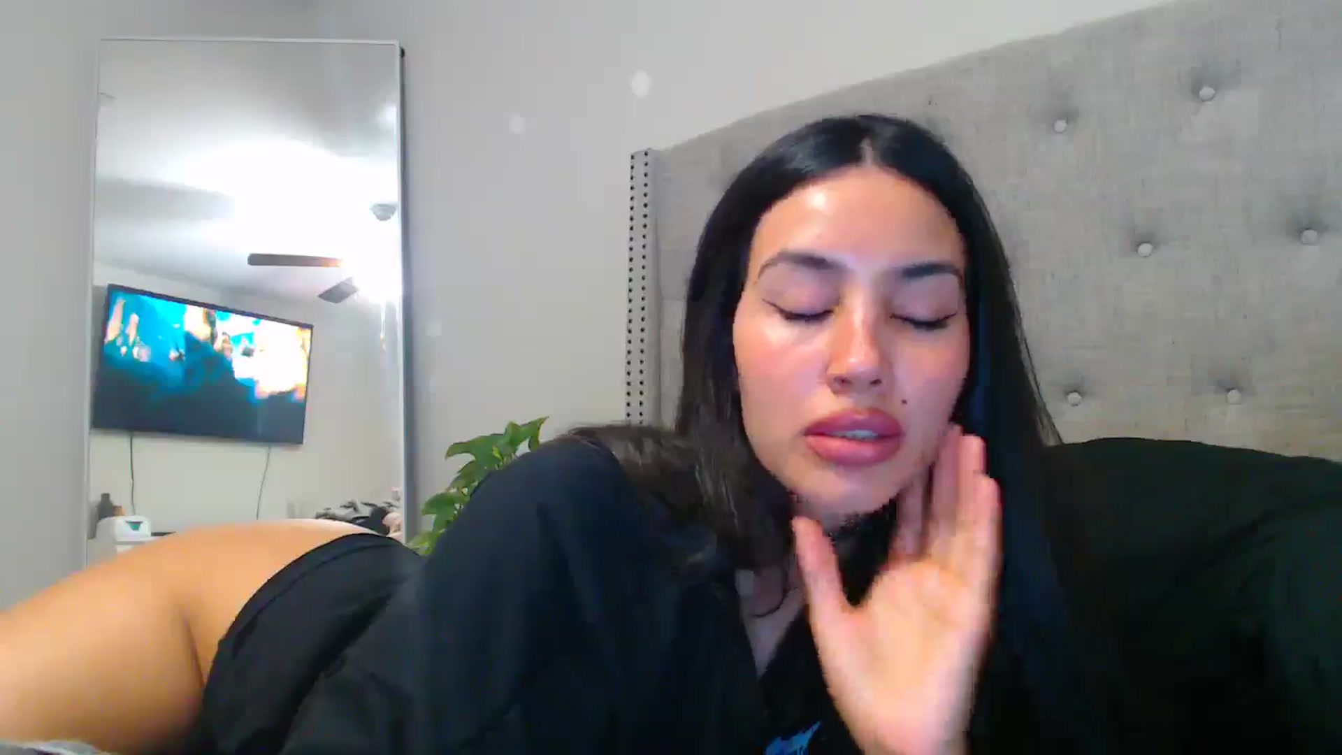 Gallery image thumbnail from SofiDiamond_'s myfreecams stream on, 06/08/2025, 24:24 image 6 of 20