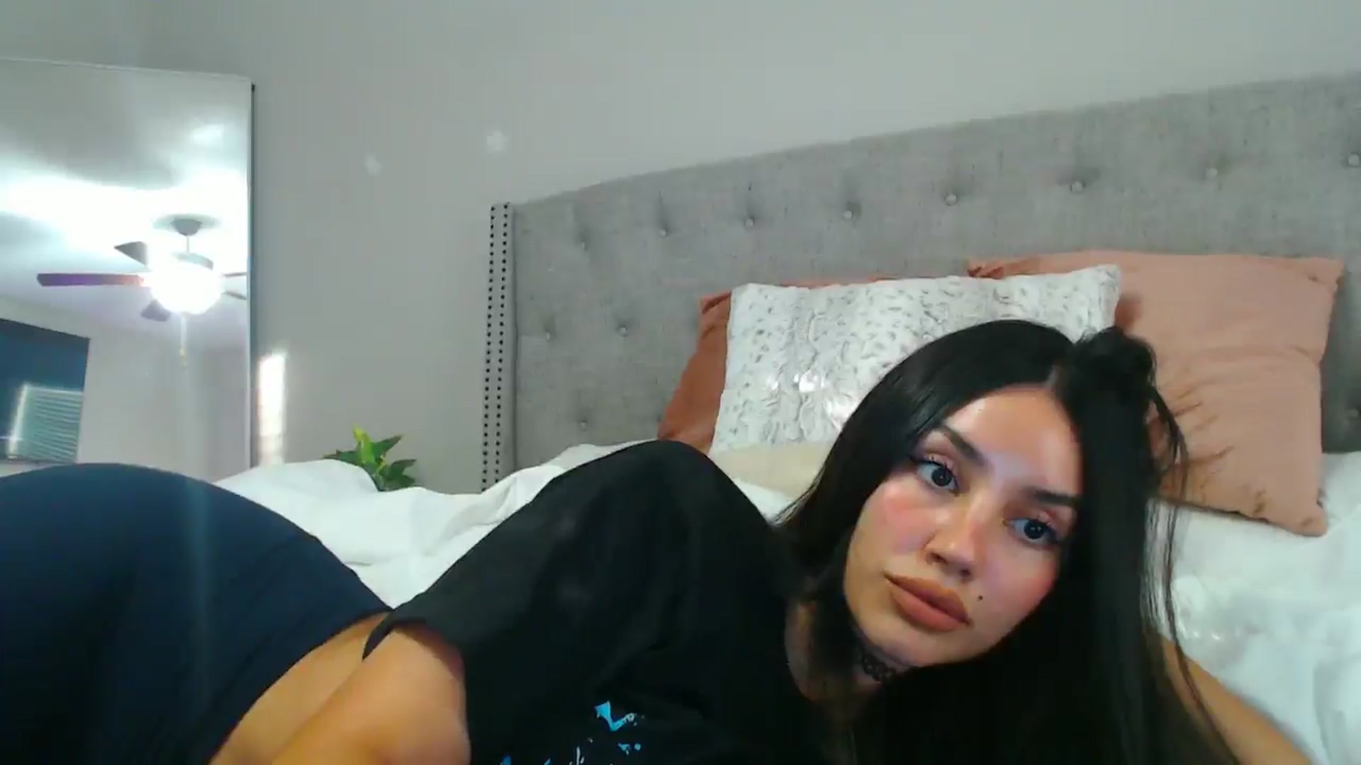 Gallery image thumbnail from SofiDiamond_'s myfreecams stream on, 06/18/2025, 23:49 image 9 of 20