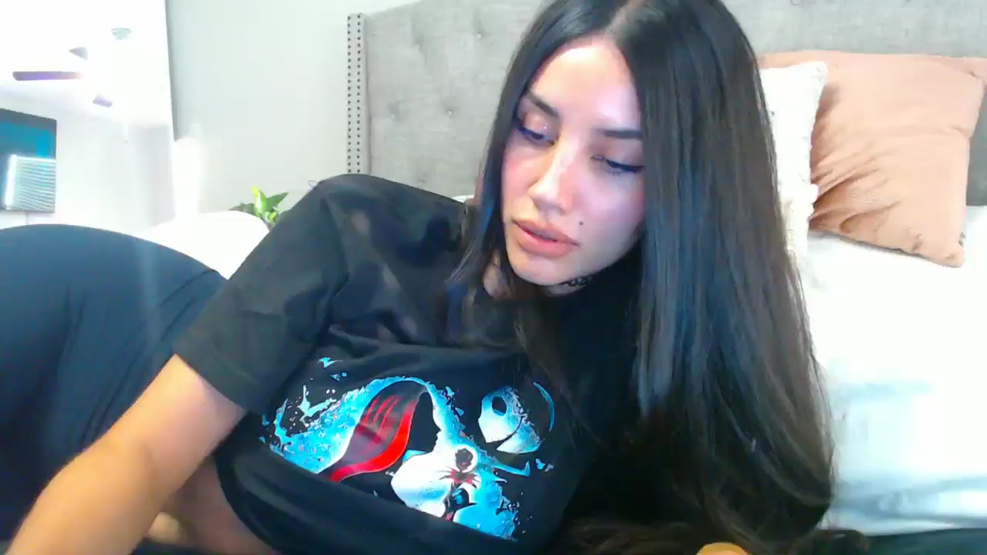 Gallery image thumbnail from SofiDiamond_'s myfreecams stream on, 06/18/2025, 23:49 image 7 of 20