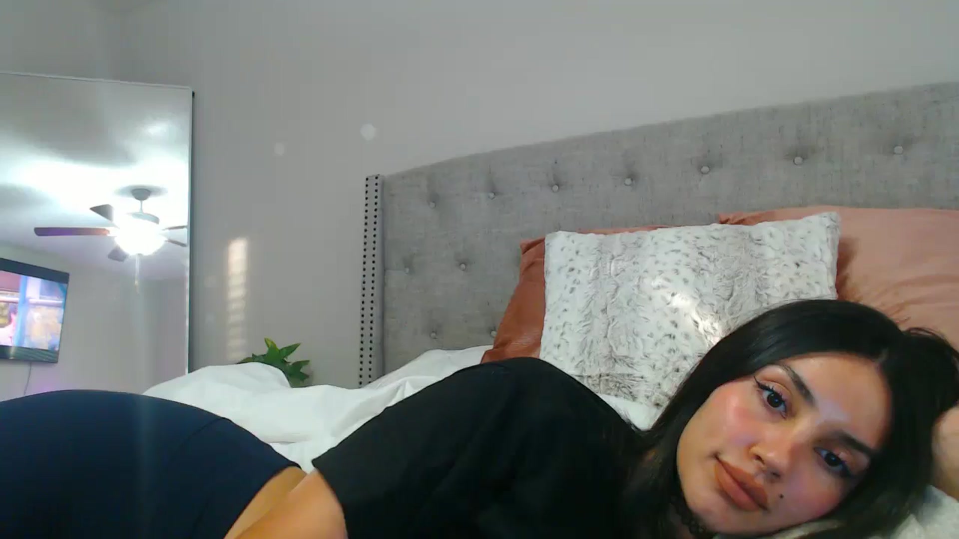 Gallery image thumbnail from SofiDiamond_'s myfreecams stream on, 06/18/2025, 23:49 image 17 of 20
