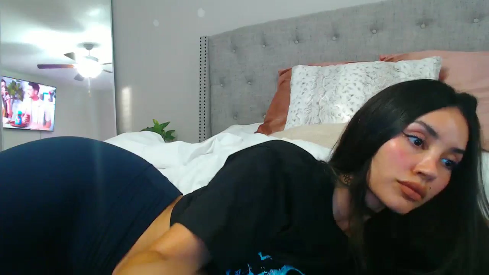 Gallery image thumbnail from SofiDiamond_'s myfreecams stream on, 06/18/2025, 23:49 image 11 of 20