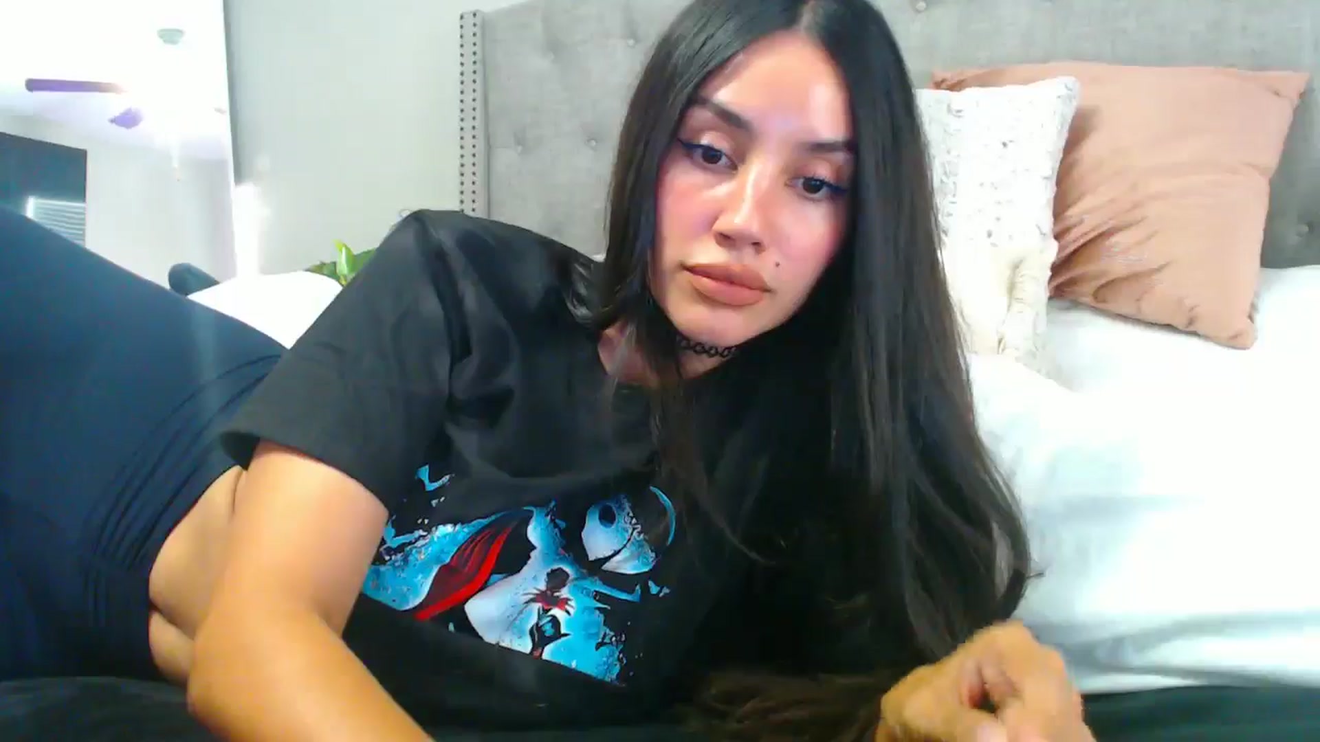 Gallery image thumbnail from SofiDiamond_'s myfreecams stream on, 06/18/2025, 23:49 image 6 of 20