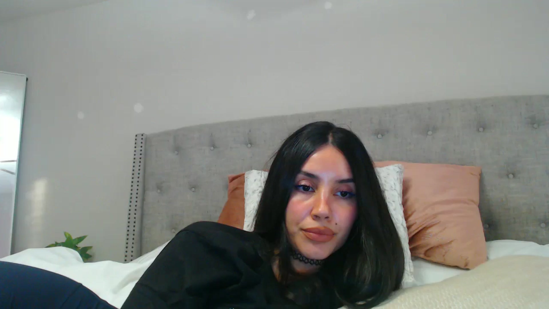 Gallery image thumbnail from SofiDiamond_'s myfreecams stream on, 06/18/2025, 23:49 image 14 of 20