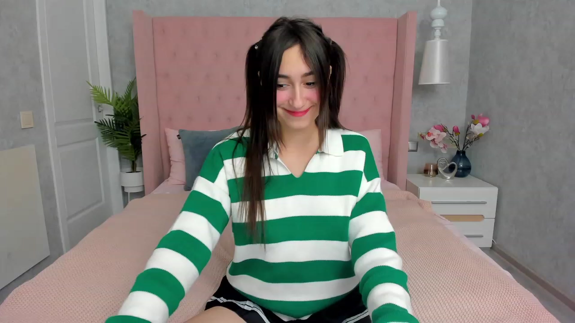 Gallery image thumbnail from SofiGrace's myfreecams stream on, 11/30/2022, 21:49 image 4 of 20