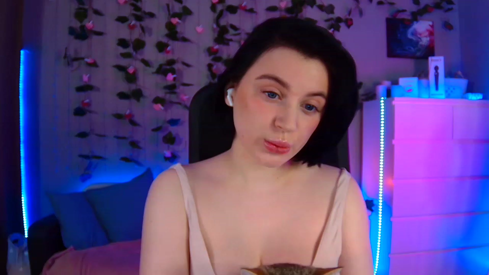 Gallery image thumbnail from SofiKittyy's myfreecams stream on, 03/02/2023, 01:22 image 1 of 20