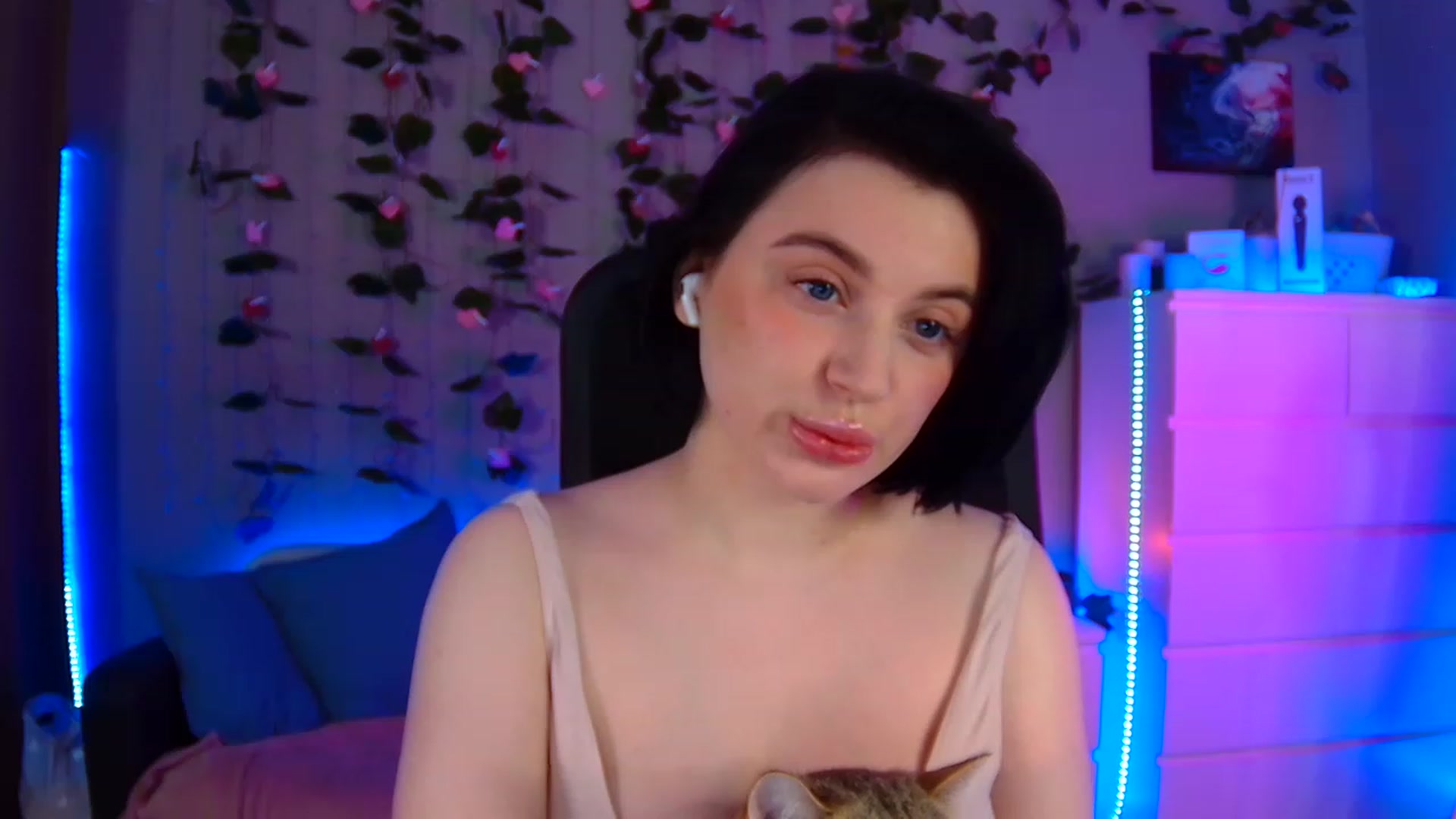 Gallery image thumbnail from SofiKittyy's myfreecams stream on, 03/02/2023, 01:22 image 3 of 20