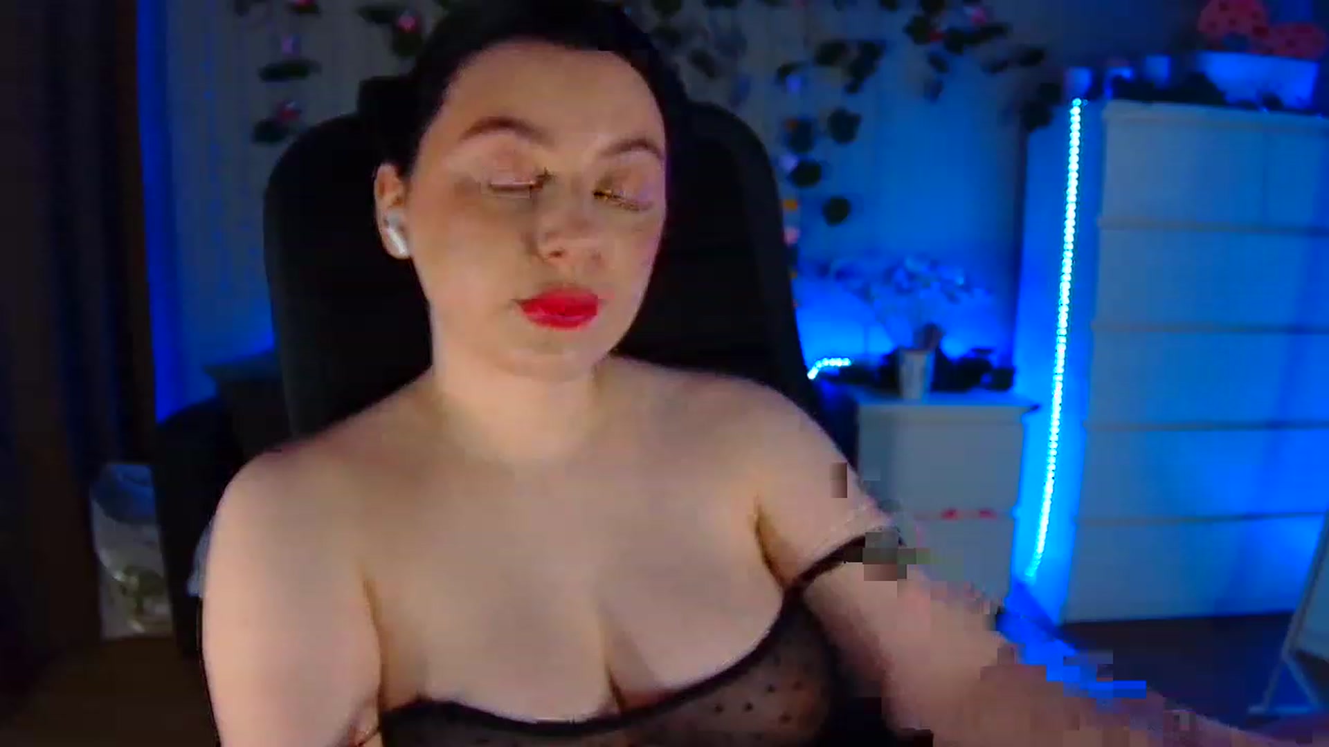 Gallery image thumbnail from SofiKittyy's myfreecams stream on, 04/26/2023, 24:52 image 19 of 20