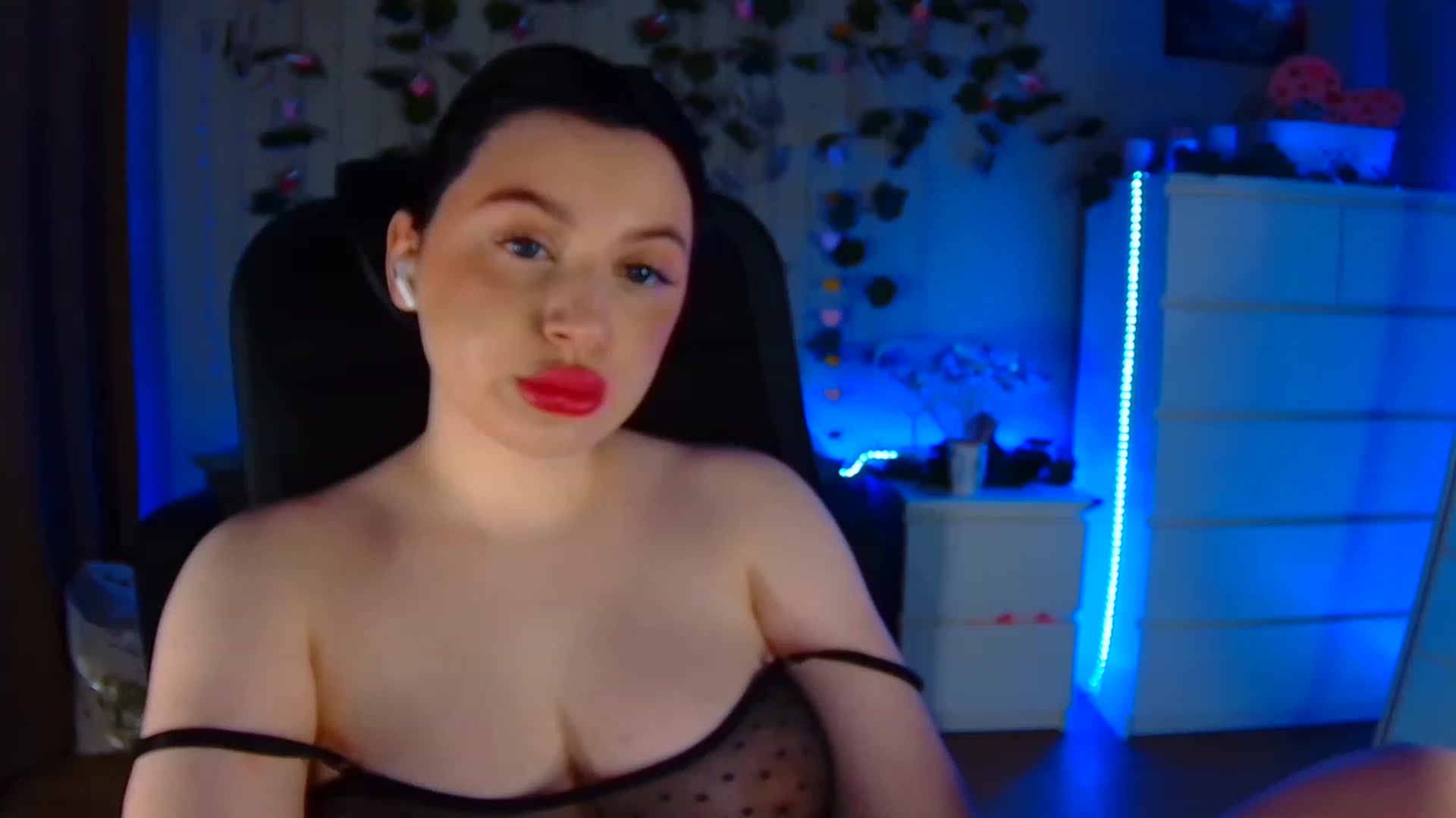 Gallery image thumbnail from SofiKittyy's myfreecams stream on, 04/26/2023, 24:52 image 3 of 20