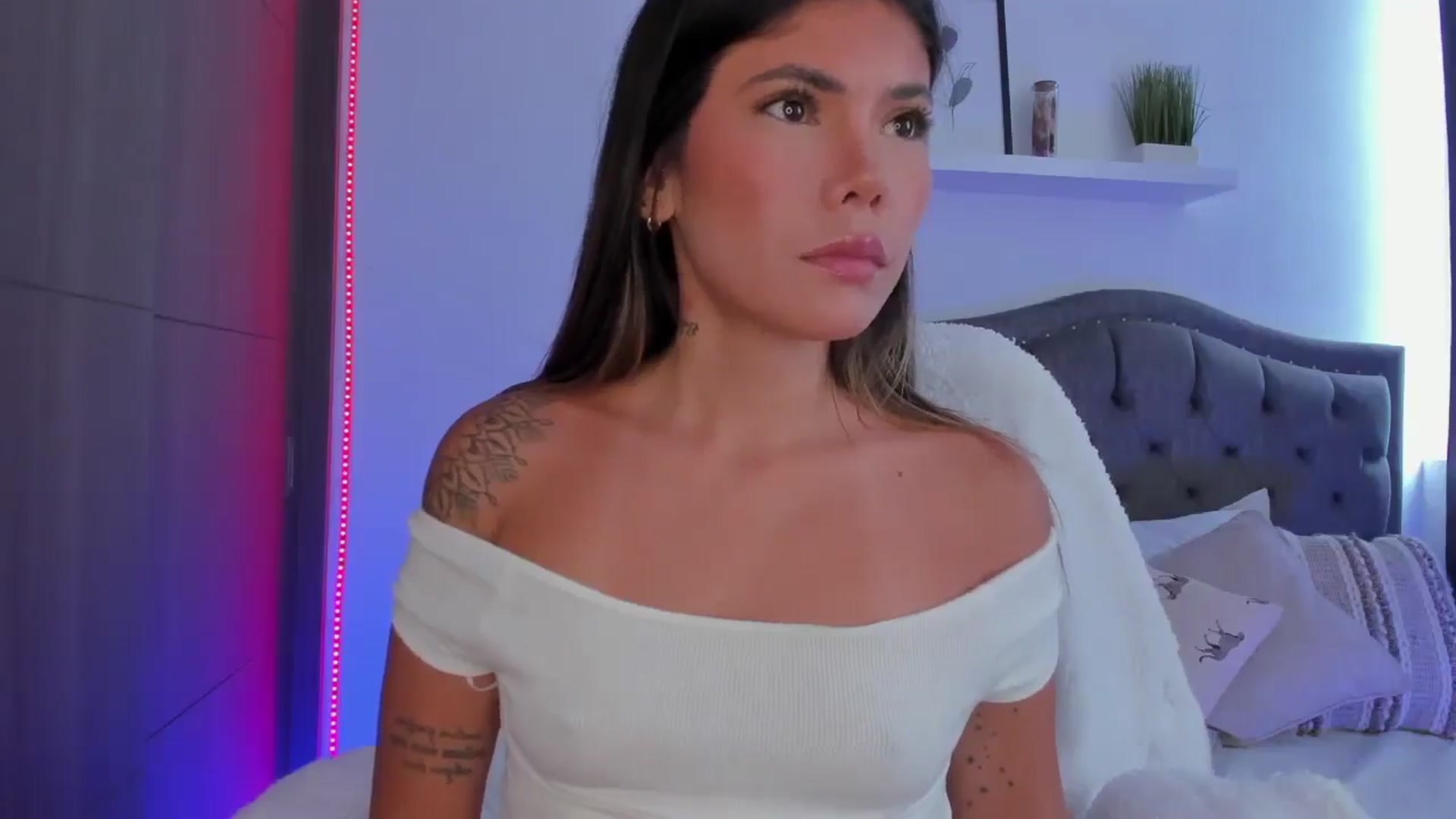 Gallery image thumbnail from Sofi__Lune's myfreecams stream on, 08/18/2025, 19:42 image 10 of 20