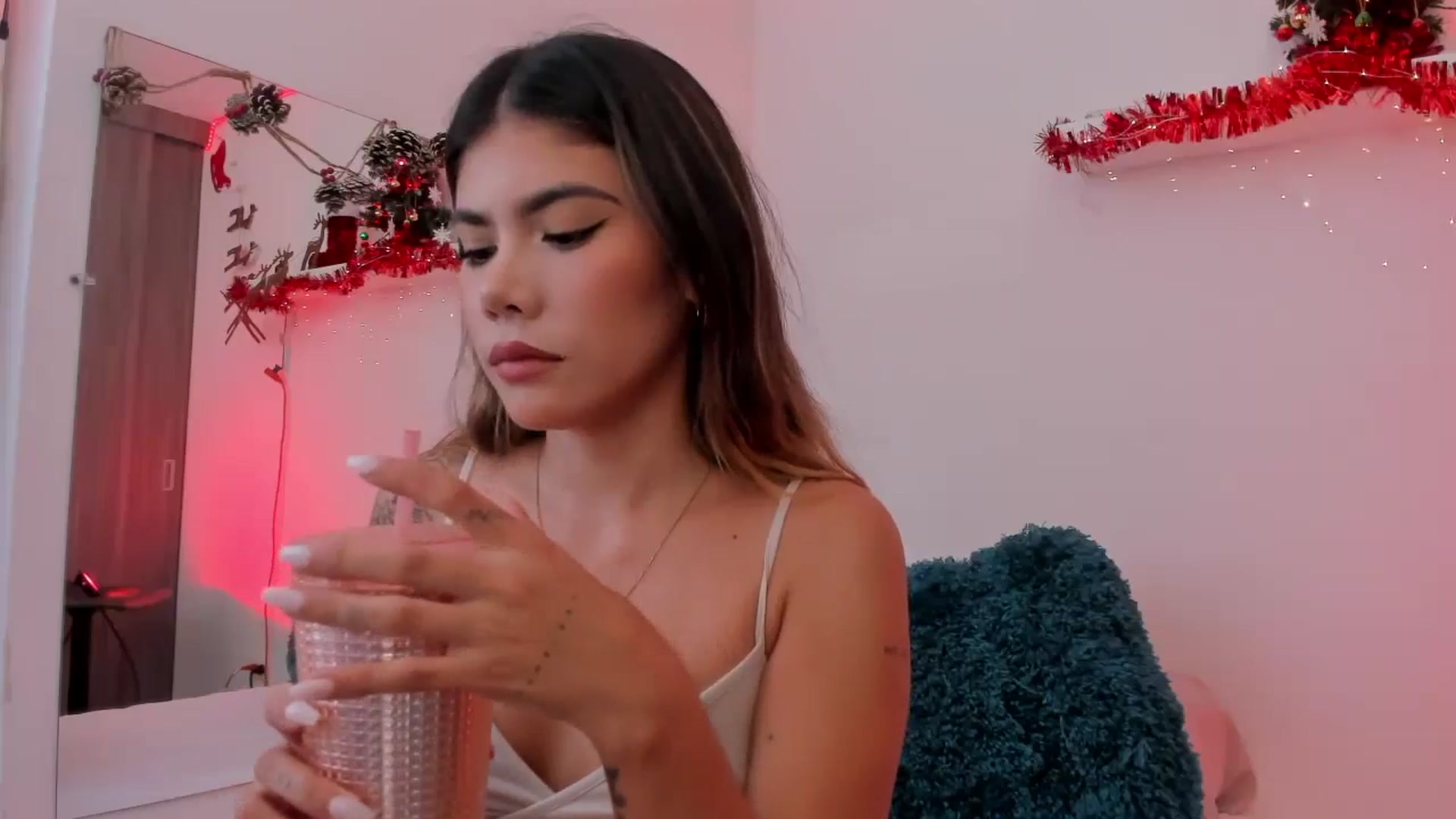Gallery image thumbnail from Sofi___'s myfreecams stream on, 12/26/2024, 17:29 image 15 of 20