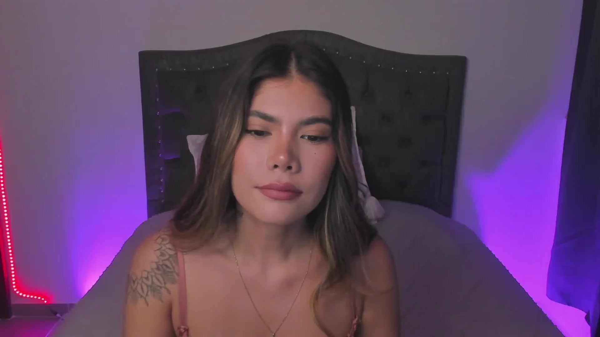 Gallery image thumbnail from Sofi___'s myfreecams stream on, 04/20/2025, 24:01 image 16 of 20