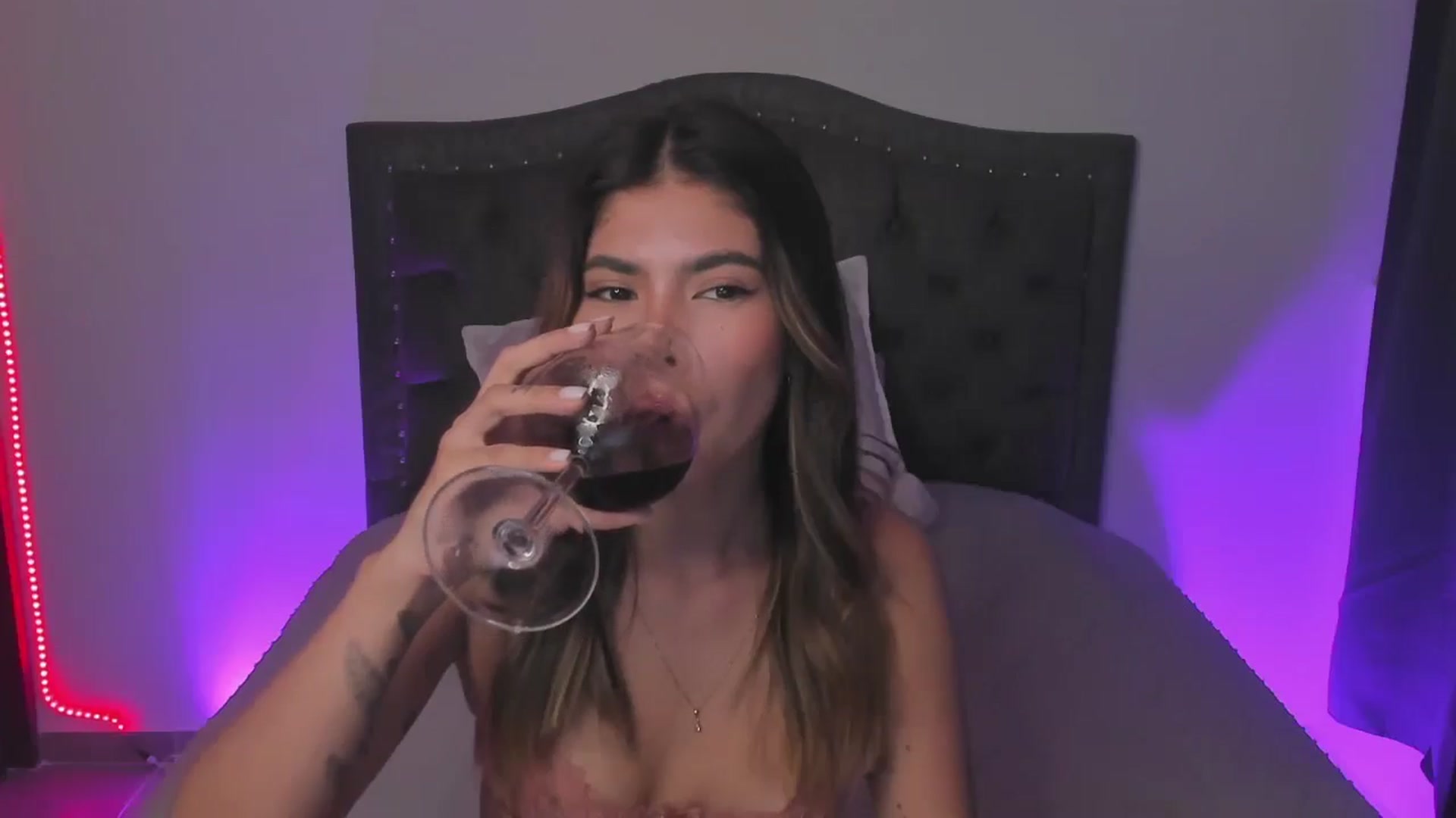 Gallery image thumbnail from Sofi___'s myfreecams stream on, 04/20/2025, 24:01 image 20 of 20