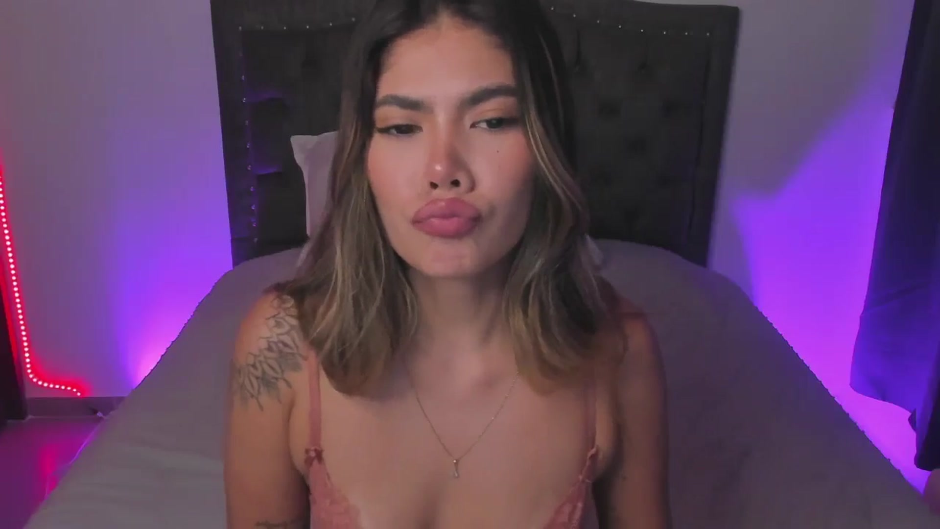 Gallery image thumbnail from Sofi___'s myfreecams stream on, 04/20/2025, 24:01 image 6 of 20