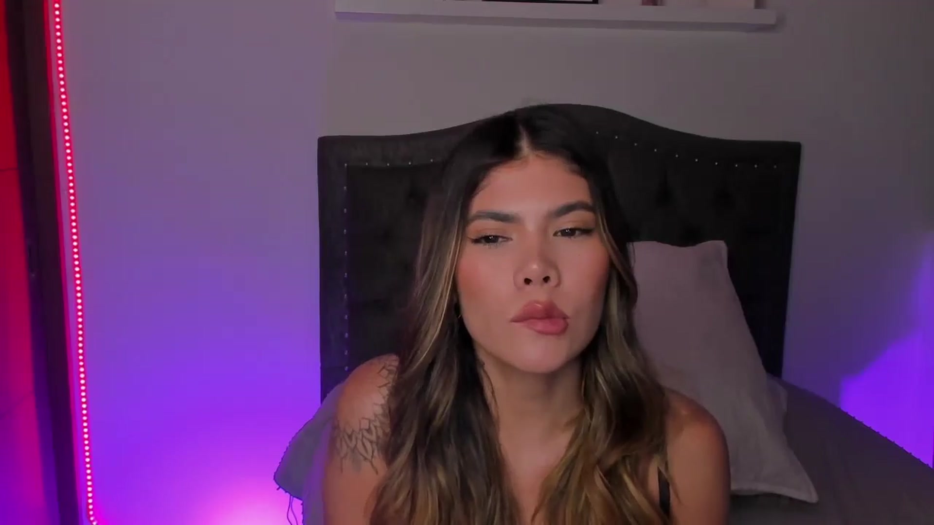 Gallery image thumbnail from Sofi___'s myfreecams stream on, 04/24/2025, 01:23 image 19 of 20