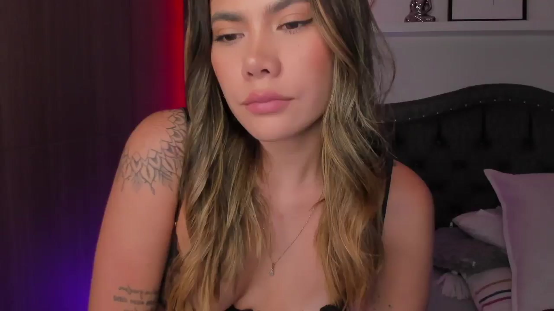Gallery image thumbnail from Sofi___'s myfreecams stream on, 04/24/2025, 01:23 image 15 of 20
