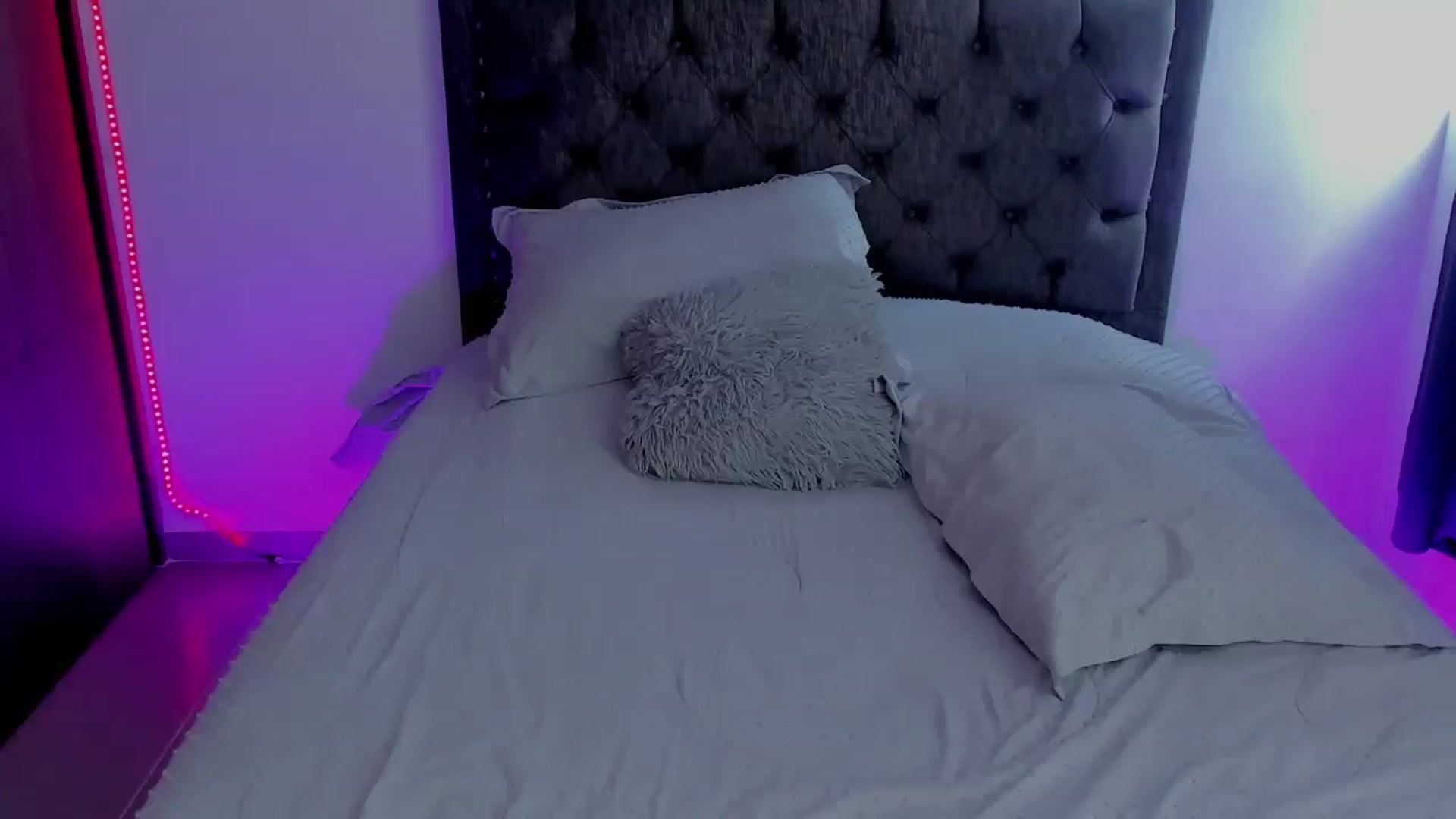 Gallery image thumbnail from Sofi___'s myfreecams stream on, 05/14/2025, 19:24 image 15 of 20