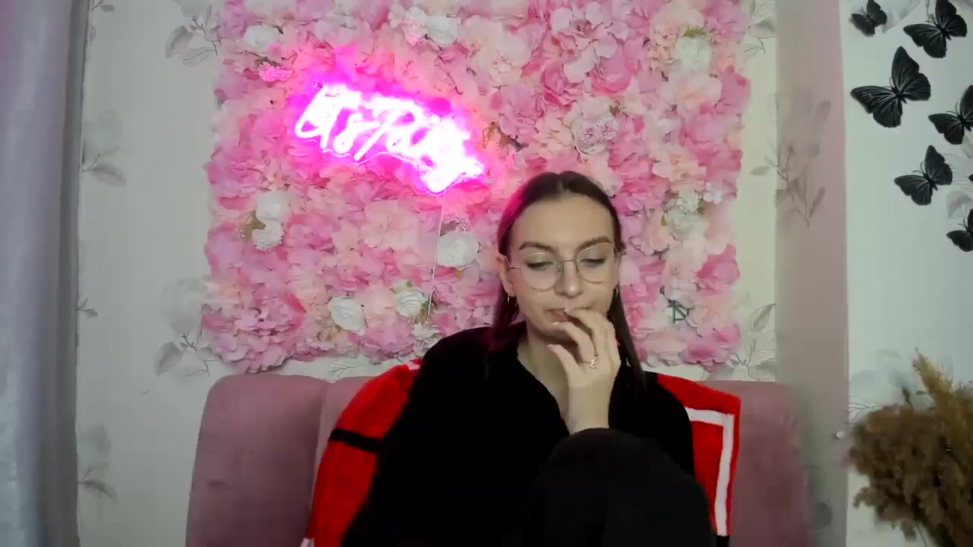 Gallery image thumbnail from SofiaLiub's myfreecams stream on, 12/05/2024, 13:10 image 10 of 20