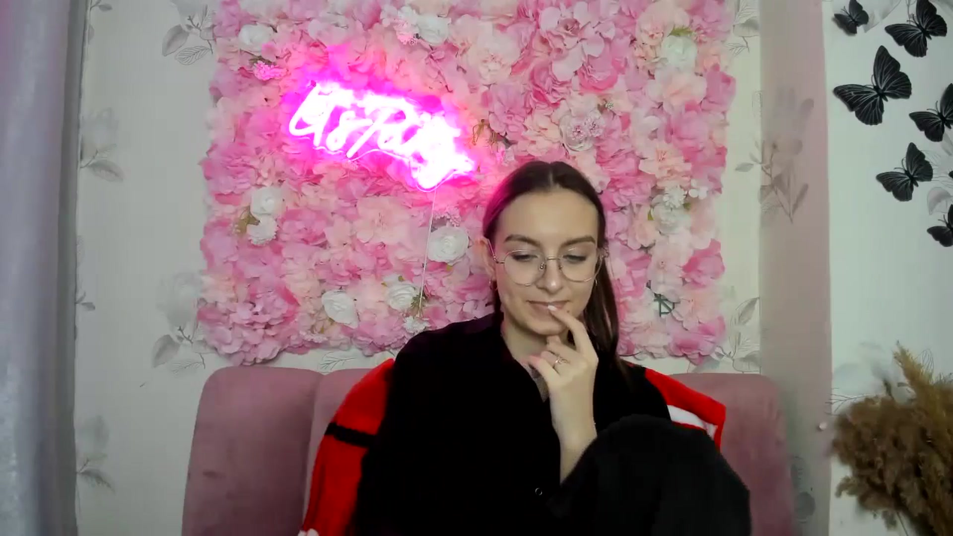 Gallery image thumbnail from SofiaLiub's myfreecams stream on, 12/05/2024, 13:10 image 2 of 20