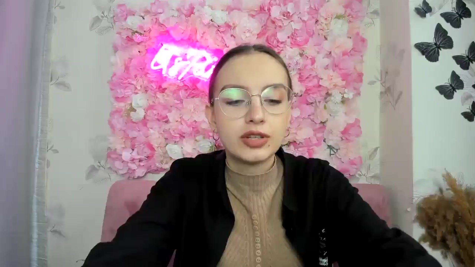 Gallery image thumbnail from SofiaLiub's myfreecams stream on, 12/06/2024, 11:35 image 4 of 20