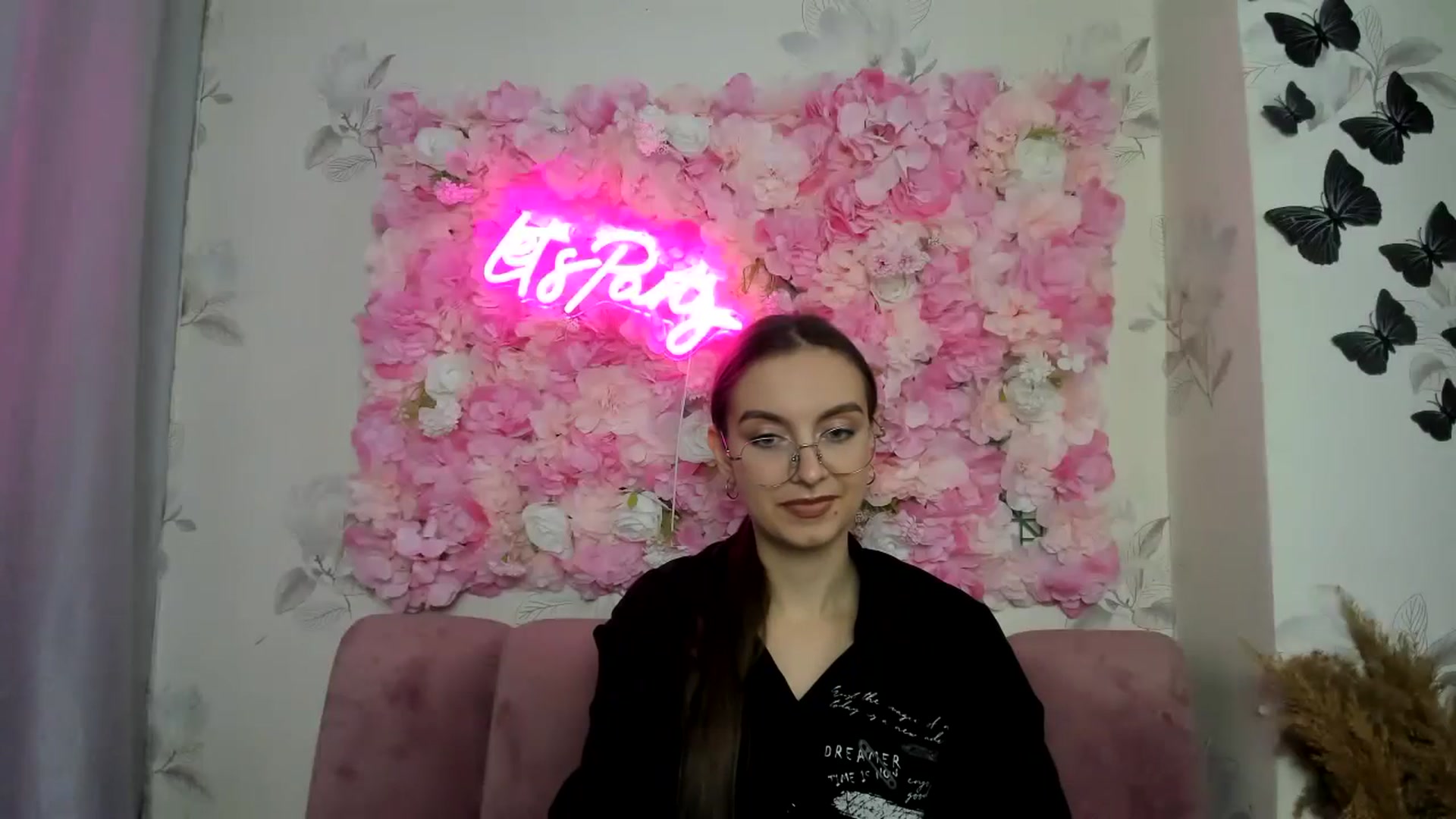 Gallery image thumbnail from SofiaLiub's myfreecams stream on, 12/08/2024, 11:15 image 16 of 20