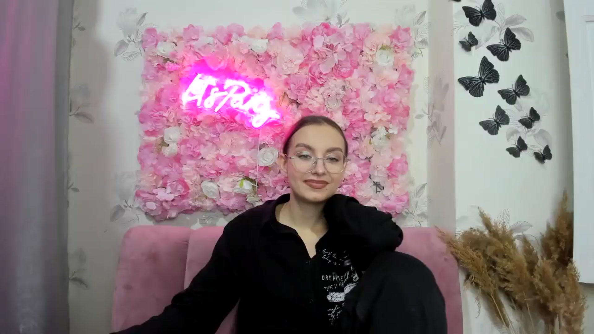 Gallery image thumbnail from SofiaLiub's myfreecams stream on, 12/10/2024, 10:58 image 18 of 20