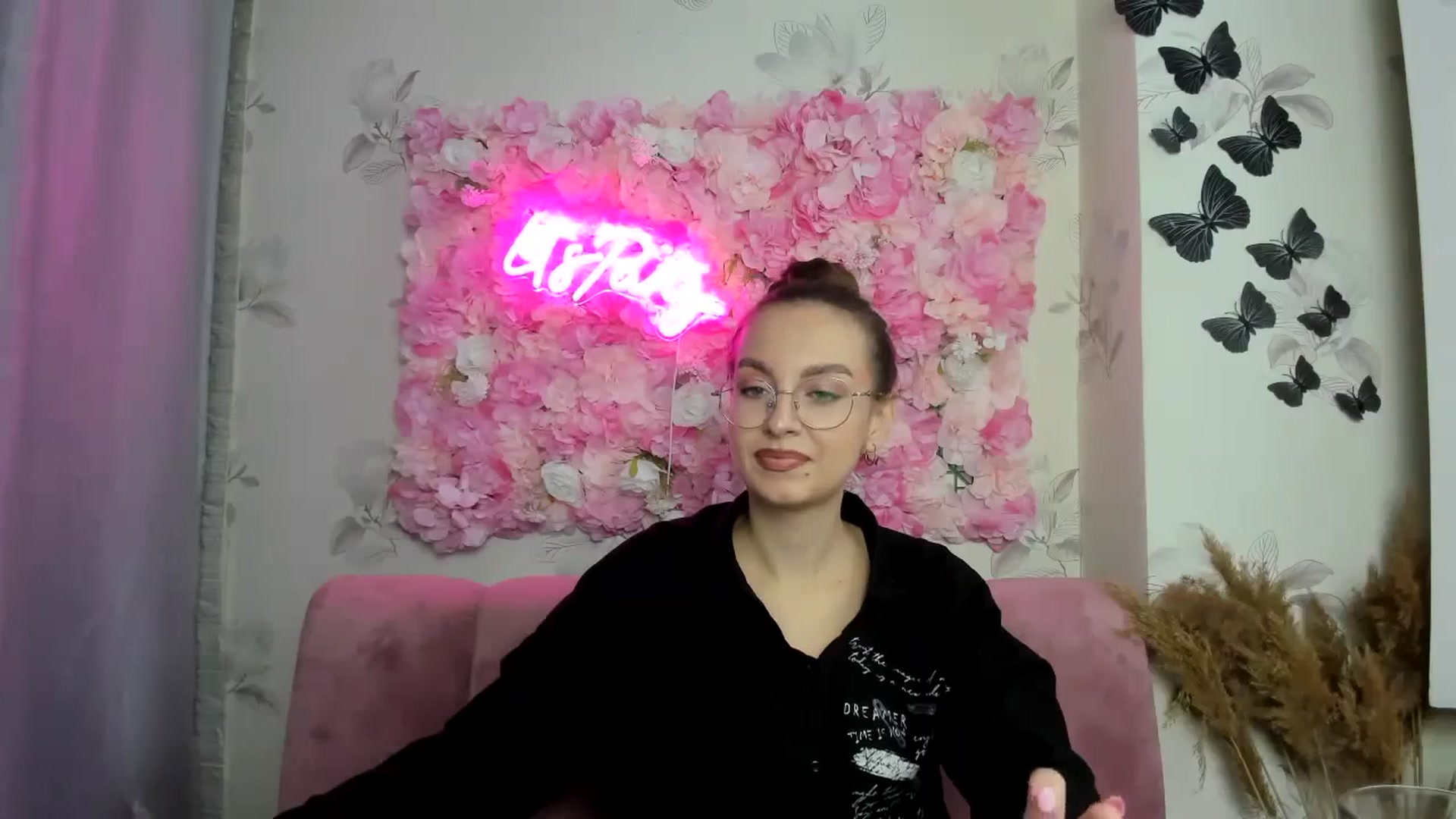 Gallery image thumbnail from SofiaLiub's myfreecams stream on, 12/10/2024, 14:19 image 3 of 20