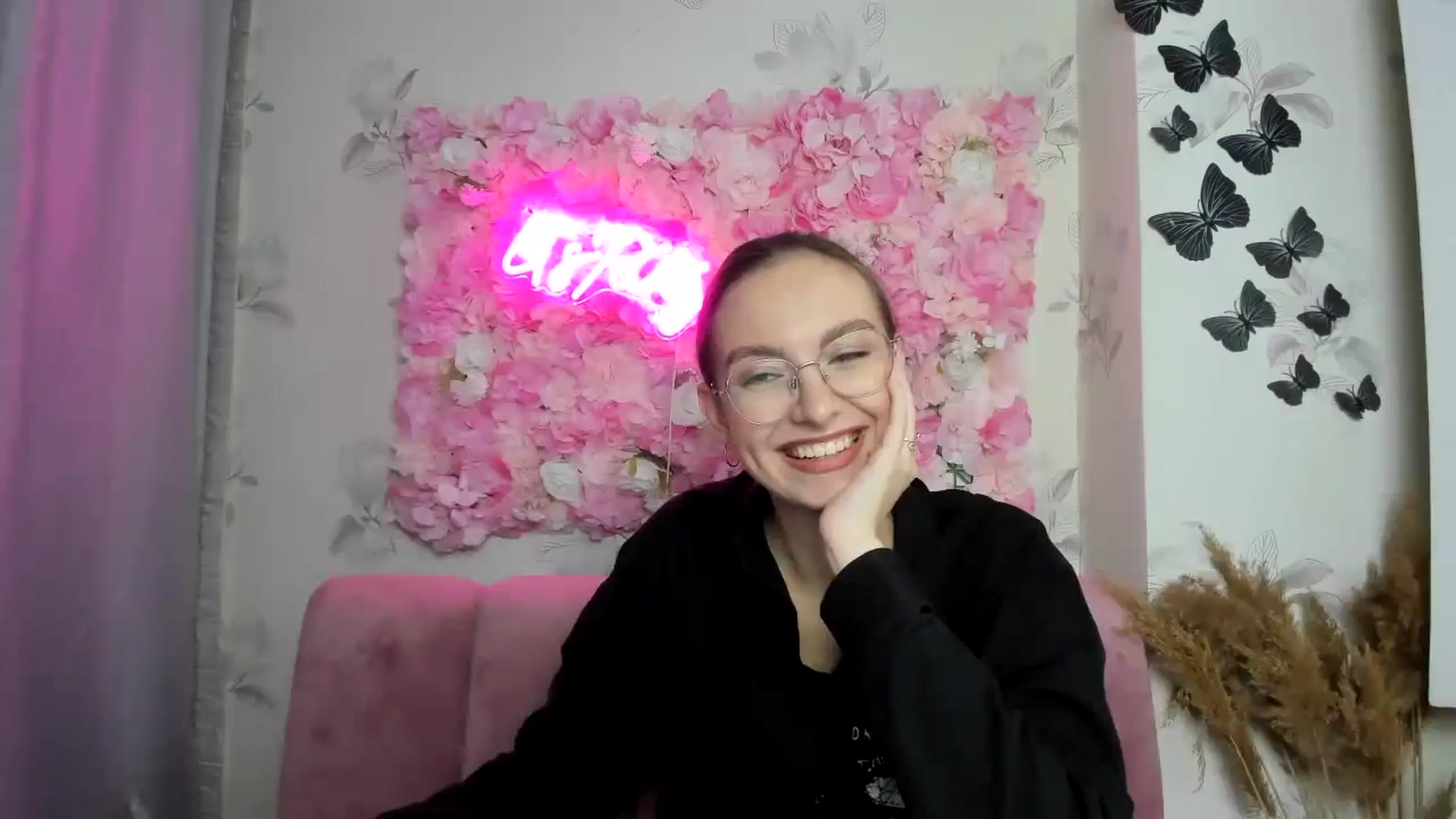 Gallery image thumbnail from SofiaLiub's myfreecams stream on, 12/10/2024, 14:19 image 6 of 20