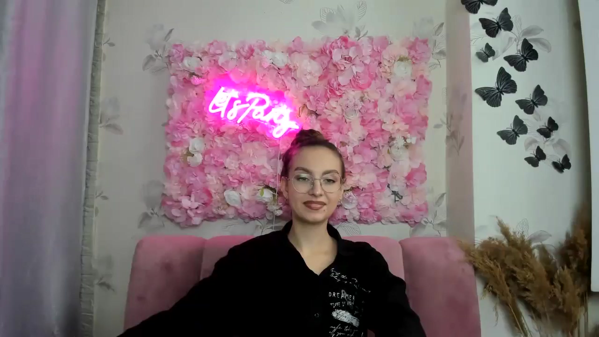 Gallery image thumbnail from SofiaLiub's myfreecams stream on, 12/10/2024, 14:19 image 1 of 20