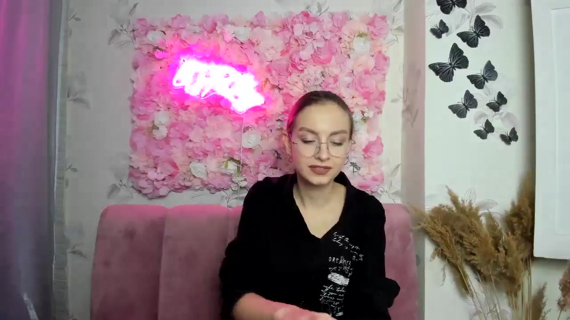 Gallery image thumbnail from SofiaLiub's myfreecams stream on, 12/10/2024, 14:19 image 14 of 20