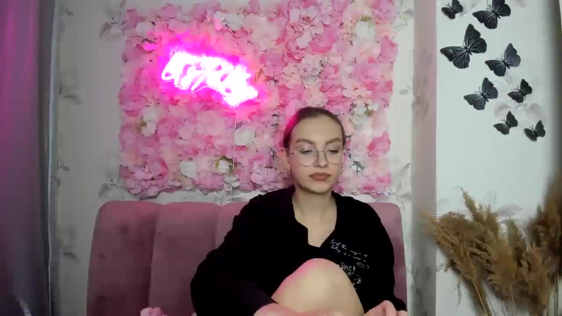 Gallery image thumbnail from SofiaLiub's myfreecams stream on, 12/10/2024, 14:56 image 16 of 20